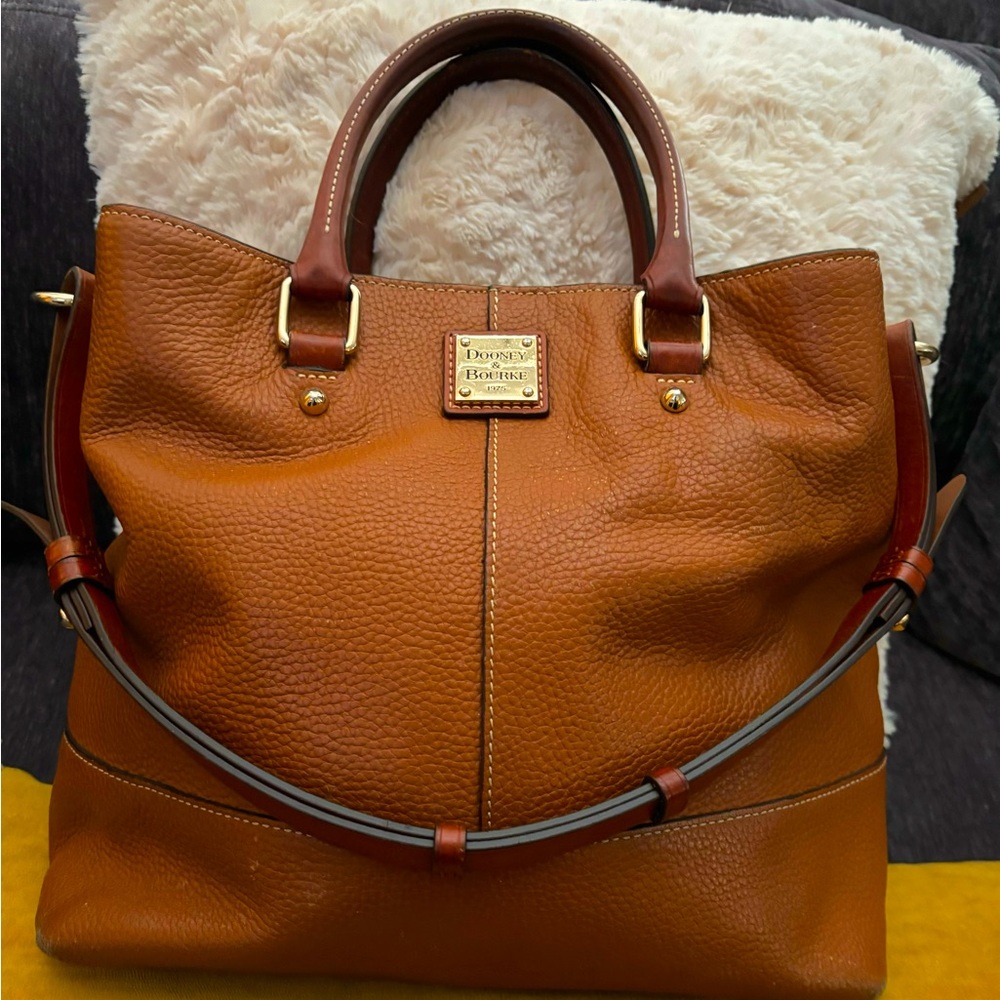 Dooney & Bourke Chelsea Shopper Pebbled Leather Satchel / Tote Handbag.